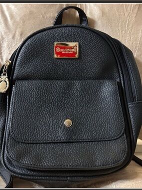 IHAYNER ladies Backpack Black Faux Leather Gold
Hardware